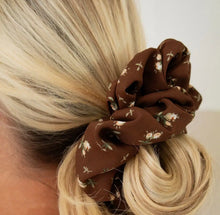 Load image into Gallery viewer, Fiona Scrunchie
